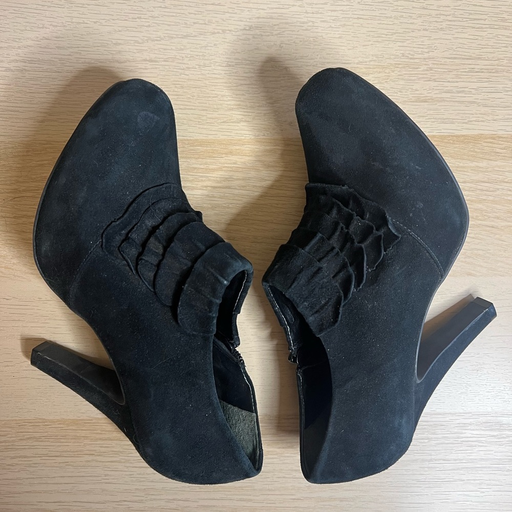 Gianni Bini round toe suede ankle boots size 8